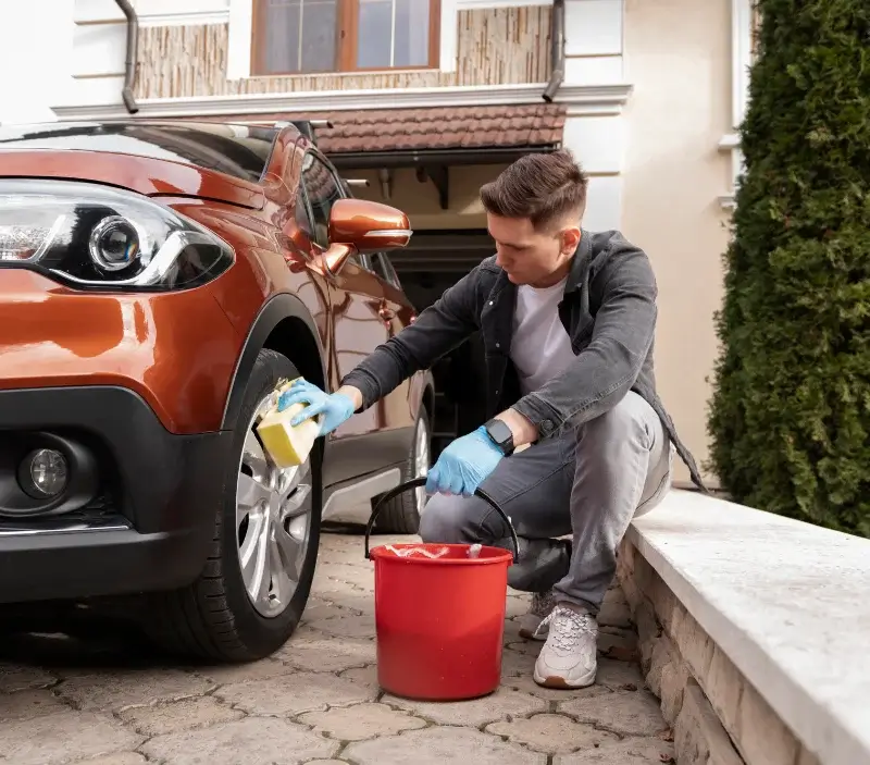 Lavage auto à domicile Noalhac : professionnel intervenant sur un véhicule